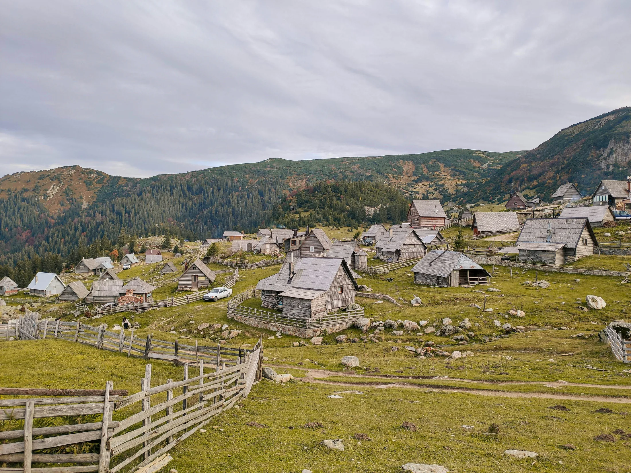 Holzhütten eines Bergdorfs auf der Vranica, am Prokoško-See
