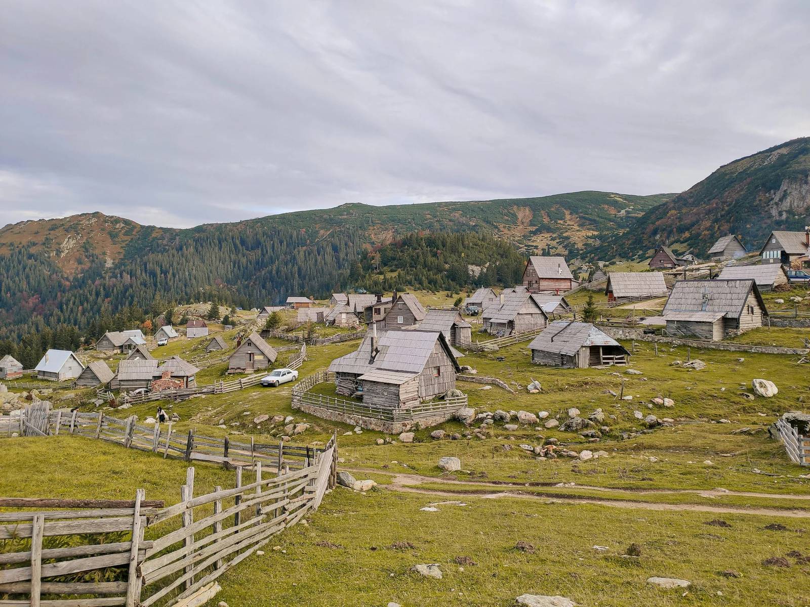 Drvene kolibe planinskog sela na Vranici, kod Prokoškog jezera