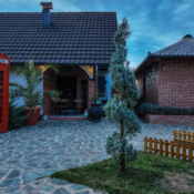 Mali Mokri Lug – Pool & Guest House – Ćetojevići, Slatina